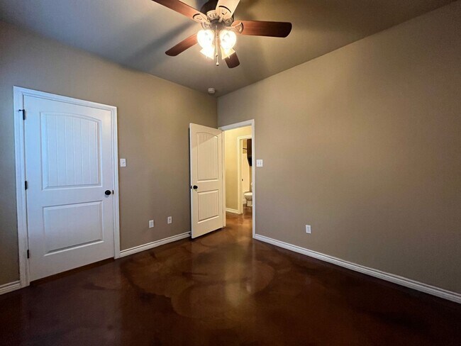 Building Photo - Available Now: 4 Bedroom Single Family Home:  Move in Special