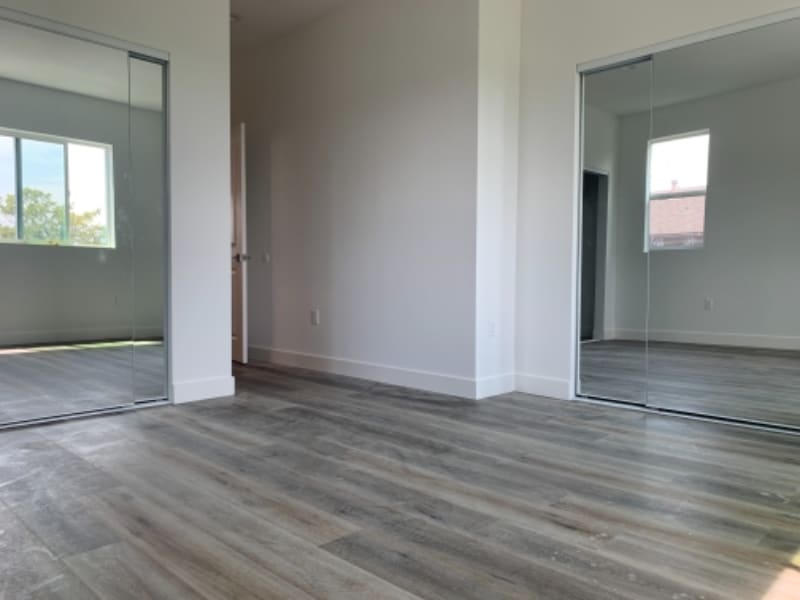 Building Photo - 4825-4825 Riverton Ave