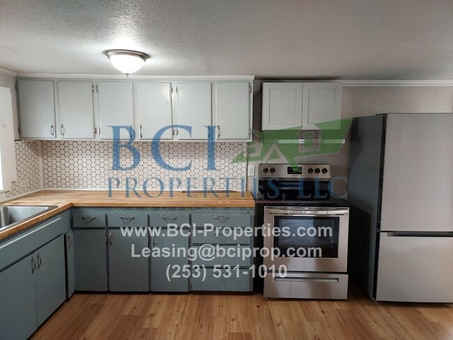 Building Photo - Beautifully remodeled 2 bedroom Duplex nex...