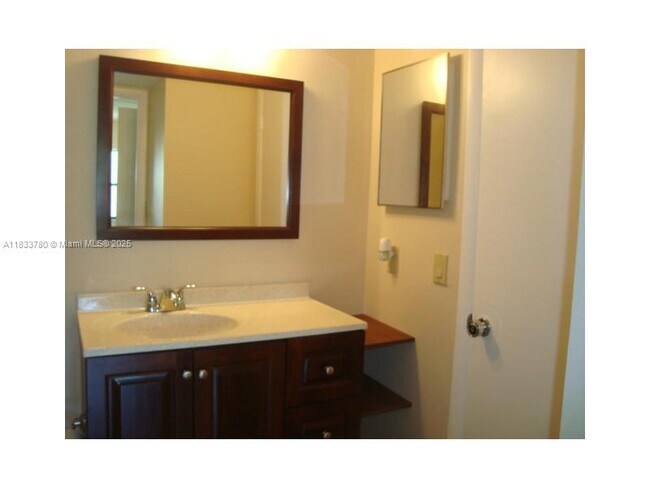 Building Photo - 200 Lakeview Dr