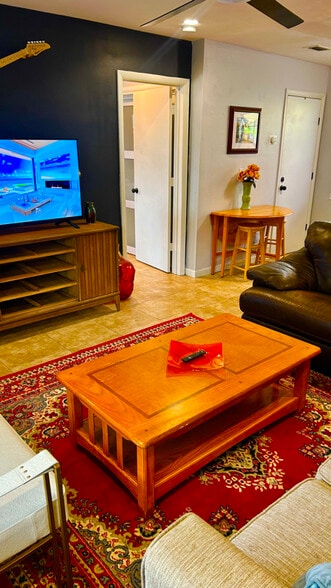 Building Photo - 1035 - 1037-1037 NE 32nd St