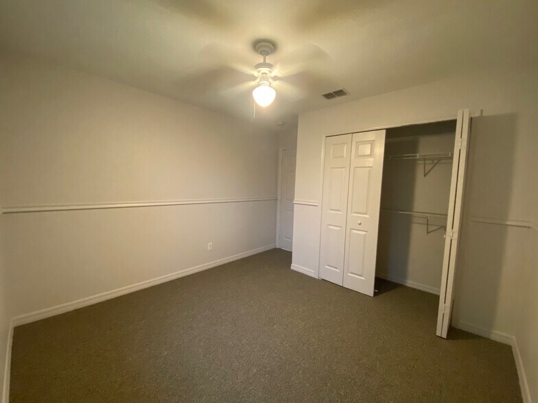 Building Photo - 9260 Sedgefield Rd