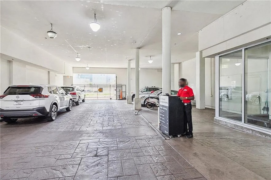 Valet 2 cars - 1201 Canal St