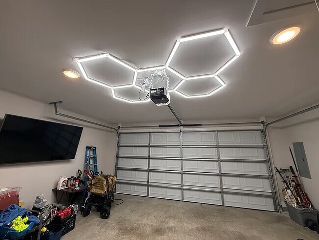 Building Photo - 300 N Rayleigh Dr