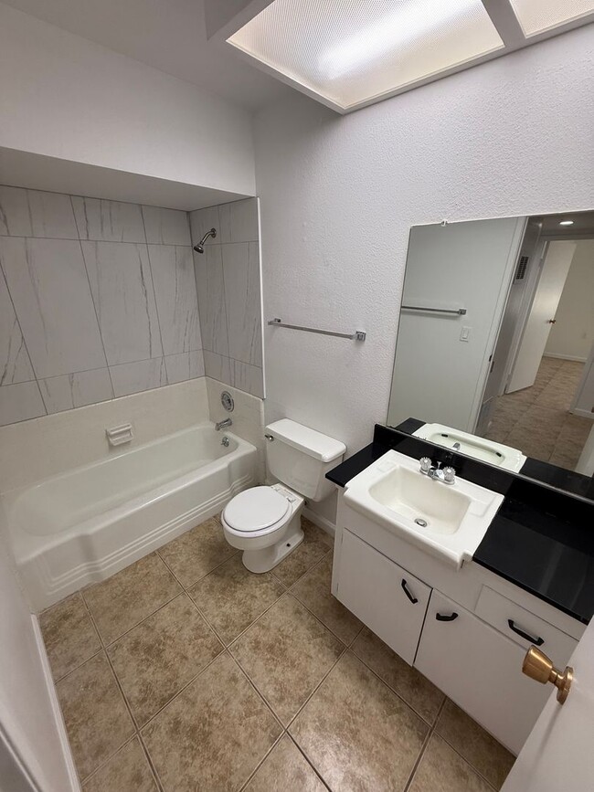 Building Photo - Charming 2-Bedroom, 2-Bathroom Home in 55 ...