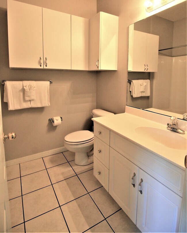 Building Photo - Updated Furnished Condo in Niceville!