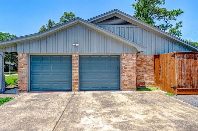 Building Photo - Very attractive home on large corner lot.
