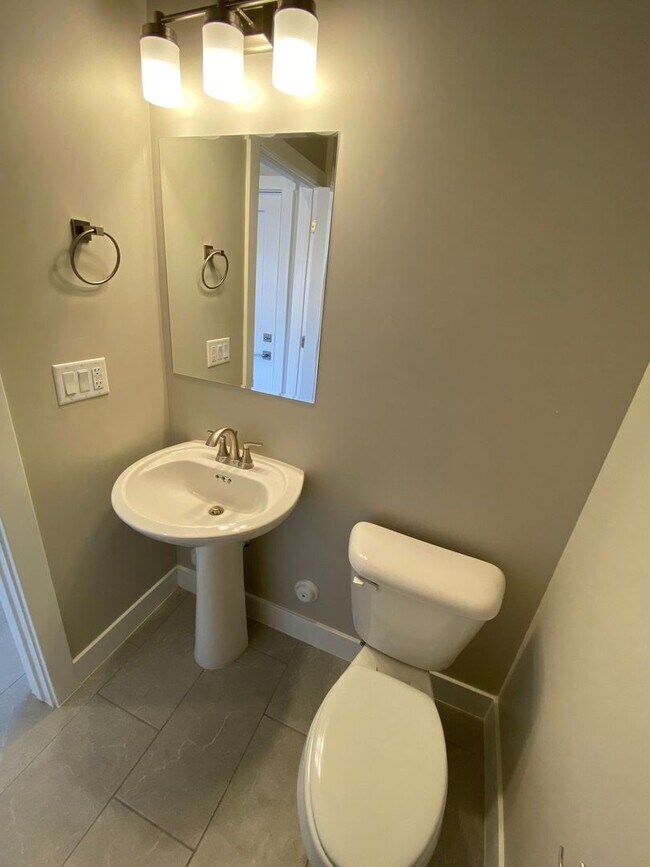 Building Photo - Newer- Red Mountain Vista Town Home
