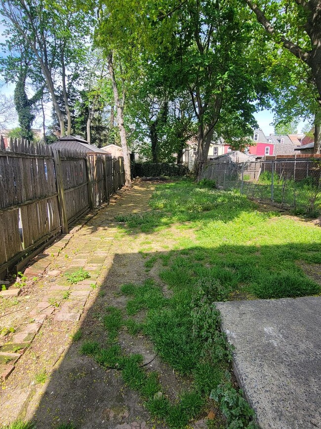 Building Photo - 4 Bedroom Home in Lancaster City
