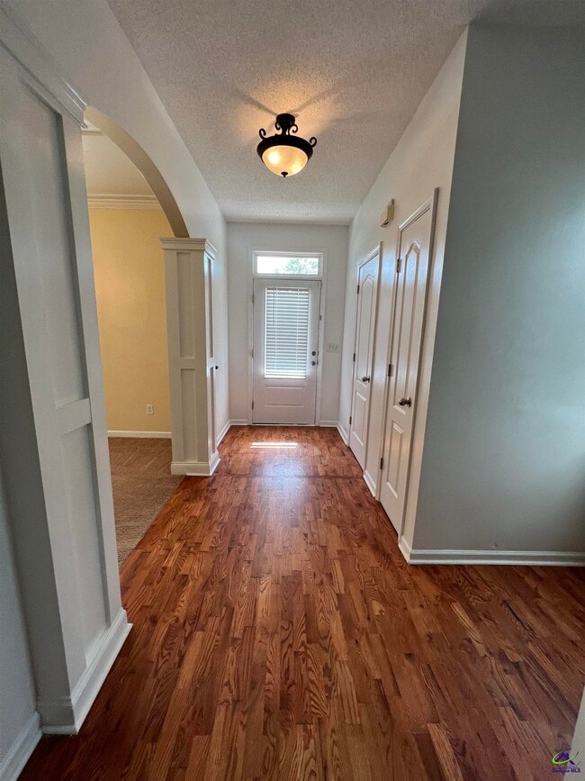 Building Photo - 206 Meyers Lake Dr