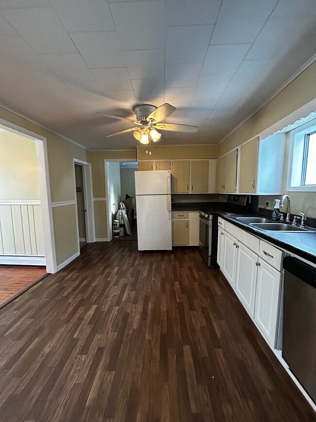 Building Photo - Welcome To This Charming 3-Bedroom, 1-Bathroom Home Located in the Heart of Carbondale, PA.