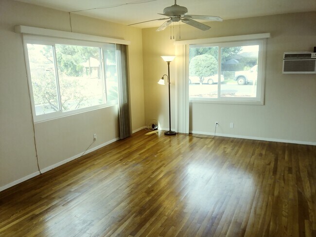 Building Photo - 824 W Cully Dr