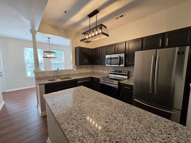 Building Photo - 2 Bedroom/2.5 Bathroom Townhome in First W...