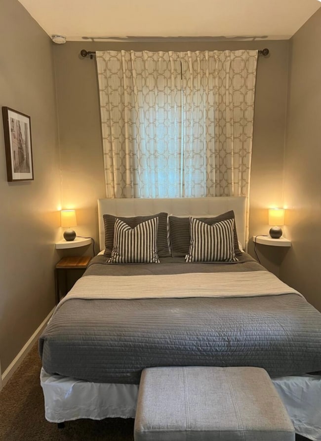 Building Photo - Charming 1 Bedroom with Fenced Yard & Parking Near Old Market!