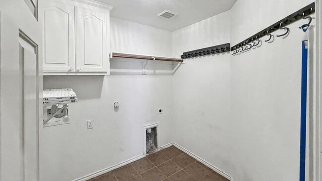 Building Photo - Charming Single-Story Home with Fireplace & Resort-Style Community Amenities in Dallas, TX