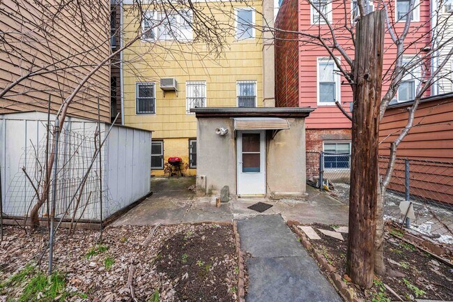 Building Photo - 37 Pearsall Ave