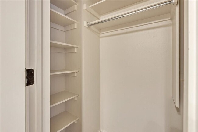 Building Photo - Gorgeous Executive Home - Open Plan - Stor...