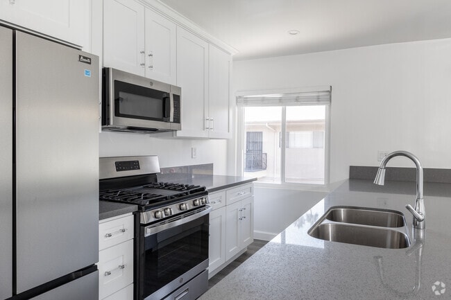 2BR, 2BA - 1,000SF - Kitchen - 4021 Stevely Ave