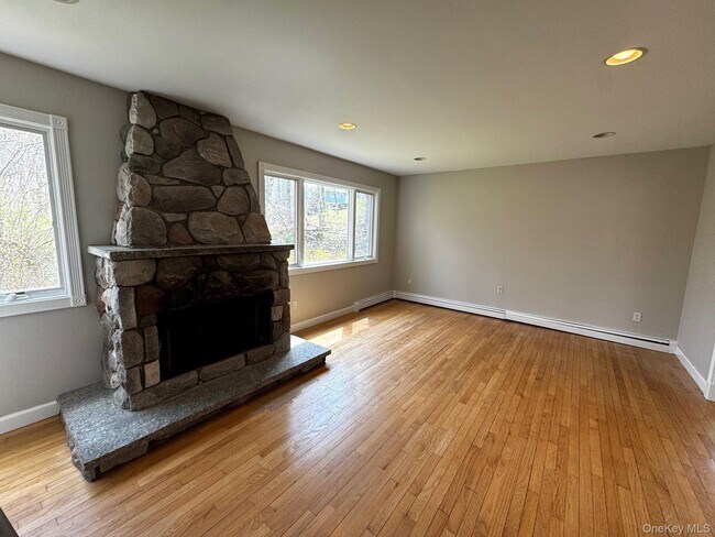 Building Photo - 2581 Roanoke Ave