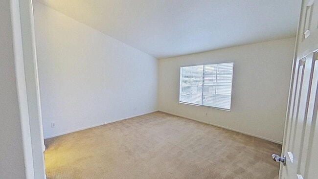Building Photo - 30 Fuchsia: End Unit 2 Bed 2 Bath Condo in...