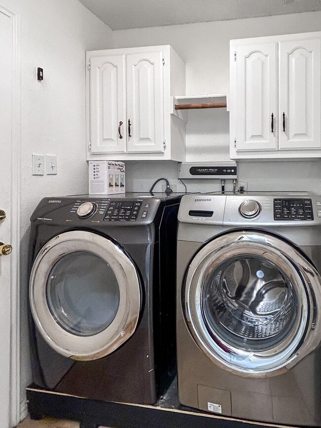 Building Photo - Inviting Northwest San Antonio Home - Fireplace, Office Flex, & Mature Trees