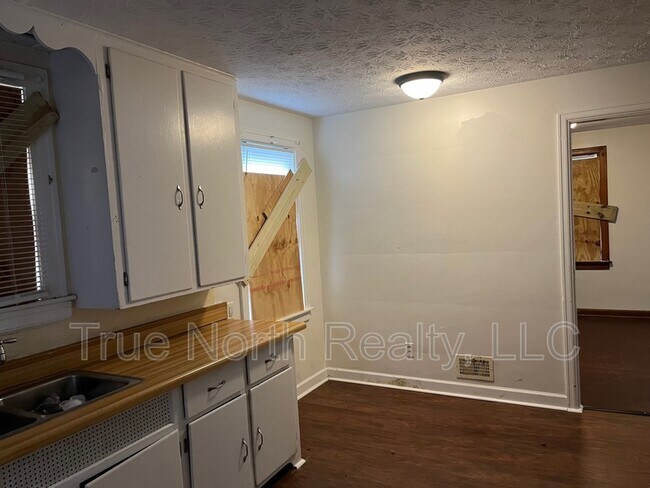 Building Photo - 432 Woodbury Ave