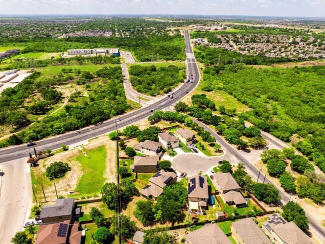 Building Photo - 2 WEEKS FREE RENT w/ 12 Month Lease!!!!!