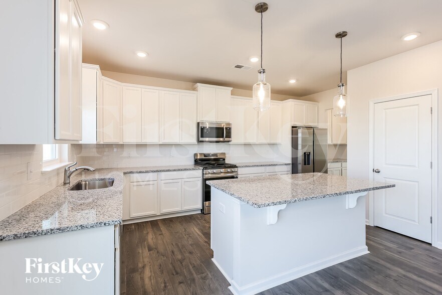 Building Photo - 1104 Mission Hill Ln