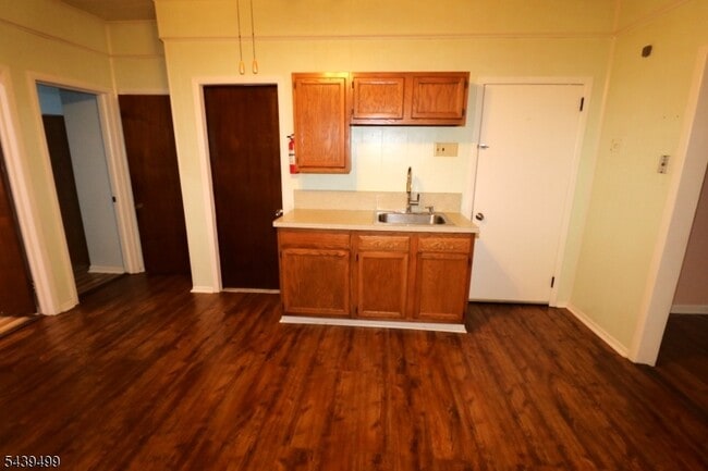 Building Photo - 484 Delavan Ave