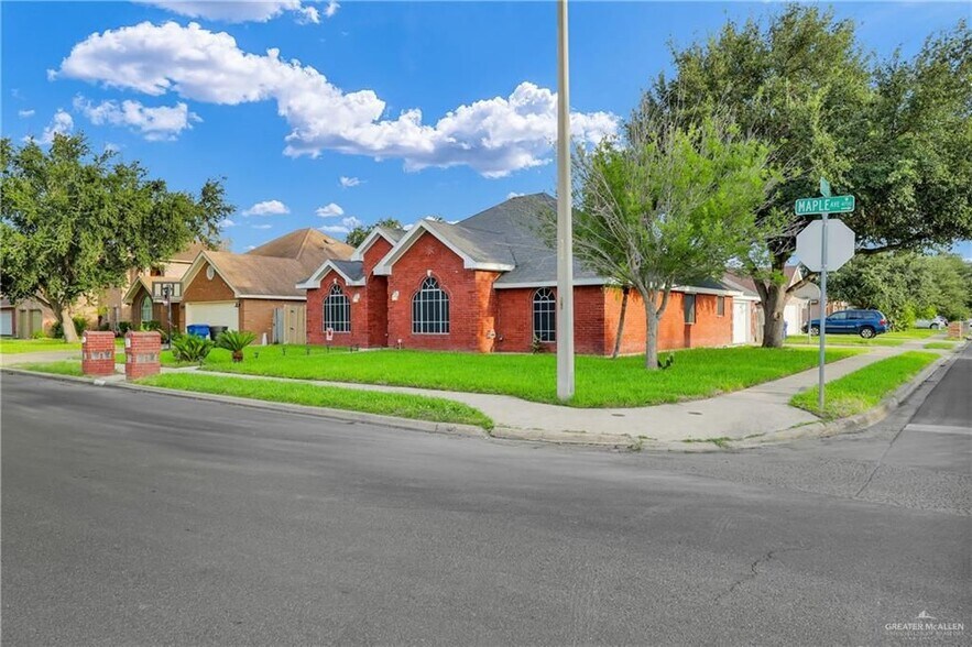 Building Photo - 4621 W Maple Ave