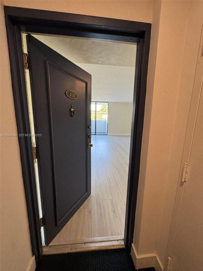 Building Photo - 2715 Tigertail Ave