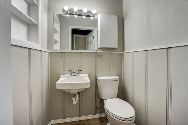 Building Photo - Freshly Updated 3 Bedroom Home