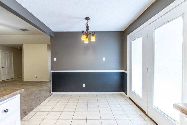 Building Photo - Beautiful House with Extra Room!