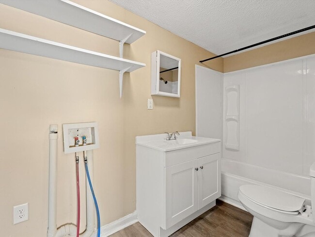 Building Photo - One Bedroom One Bath Unit Available for Immediate Occupancy