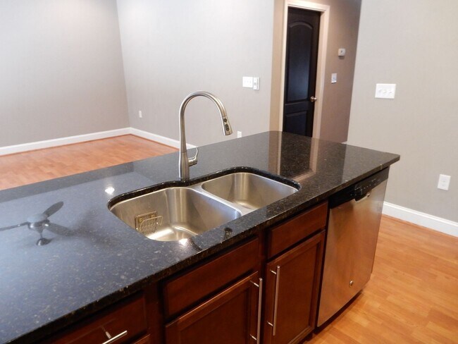 Building Photo - Like New Townhome in Old SW! Close to Cari...