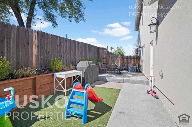 Building Photo - 5965 Hilltop Dr