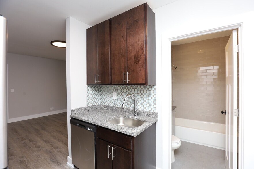 Building Photo - 814 W Cornelia Ave