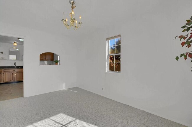 Building Photo - Beautiful 3 Bed Home Perched on a Mountain Side!!