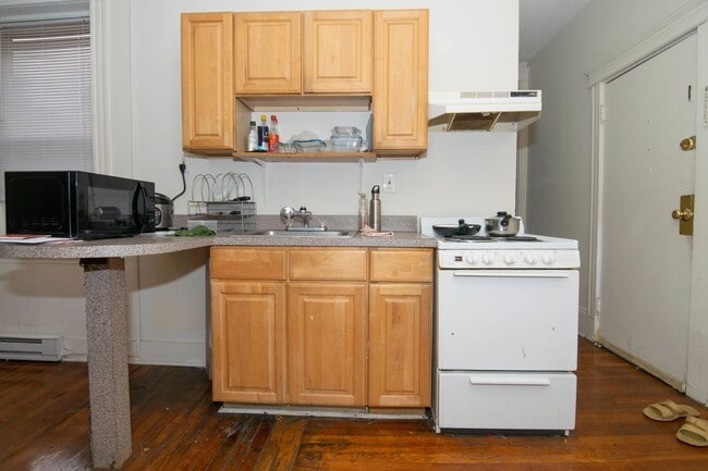 Building Photo - 2Br/1Bth, Right on Green Line E, walk to G...