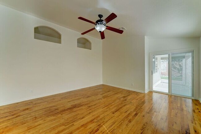 Building Photo - READY TO VIEW NOW! Stunning 3 Bed 2 Bath H...