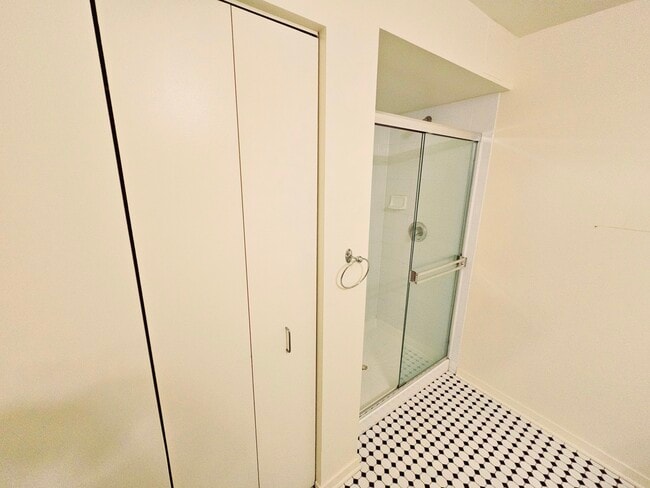 Building Photo - 1640 Maple Ave