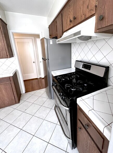 Gas stove - 1925 N Commonwealth Ave