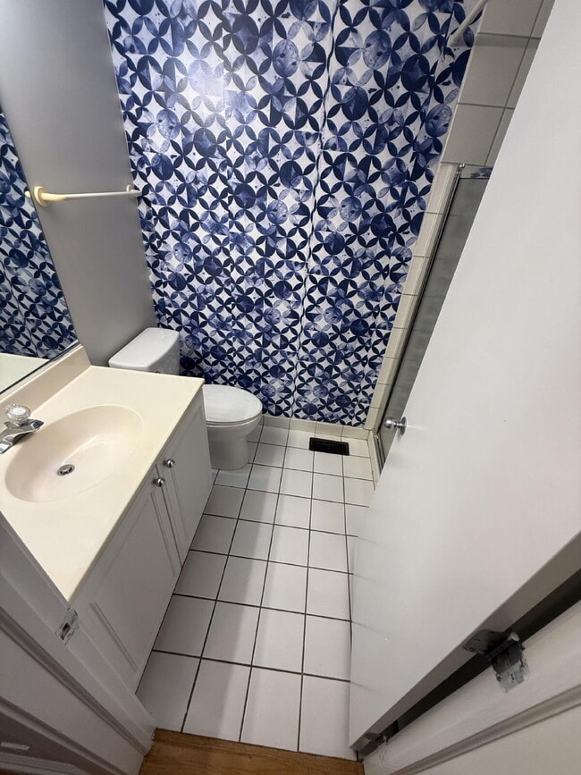 Building Photo - Ideally Located Lincoln Park Townhouse