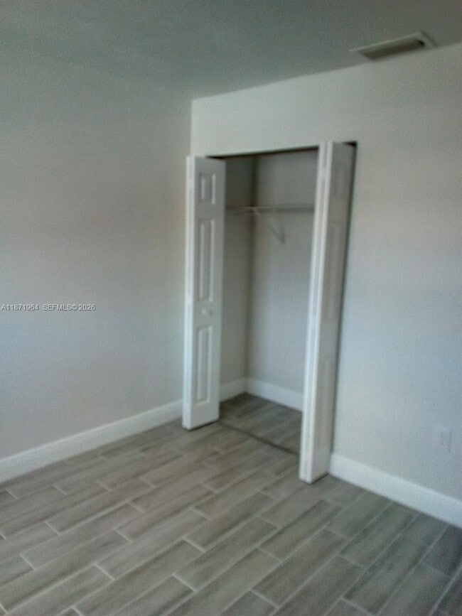 Building Photo - 550 SW 115th Ave