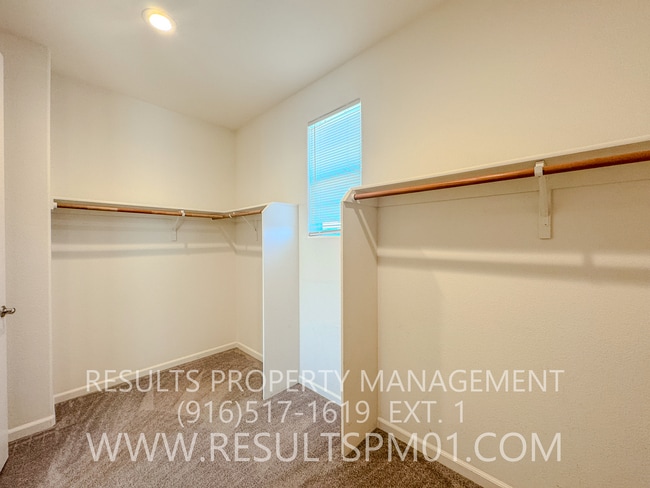 Building Photo - Beautifully upgraded Four bedroom w Loft