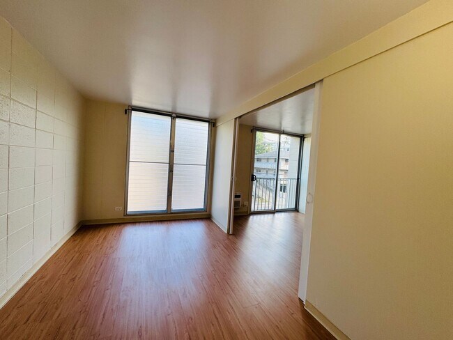Building Photo - 1-Bedroom Condo in the Heart of Honolulu – Newly Renovated - with parking!