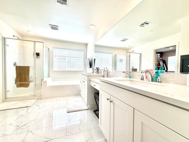 Building Photo - Resort-Style Pool Home with Mother-in-Law Suite,  RV Access & Included SOLAR Near Heritage Lake