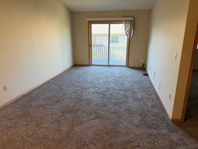 Building Photo - 3 bed 2bath townhome finished basewment , double garage, deck