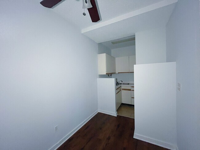 Building Photo - 3727 N Pine Grove Ave