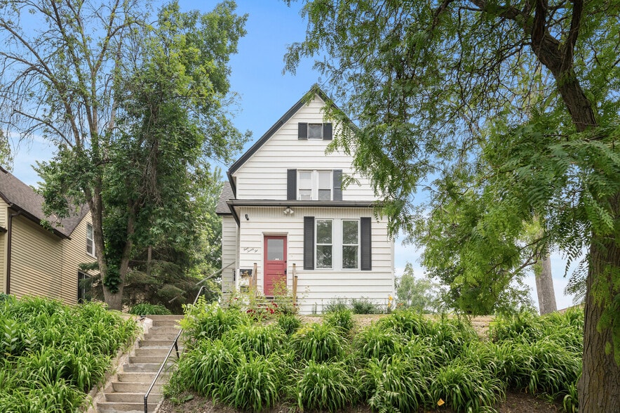 Building Photo - 422 Lawson Ave W